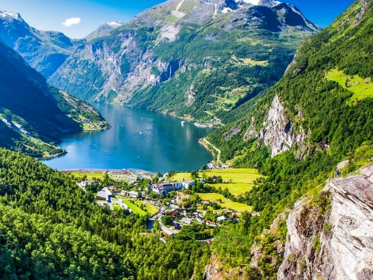 green mountains with luxurious water views in norway