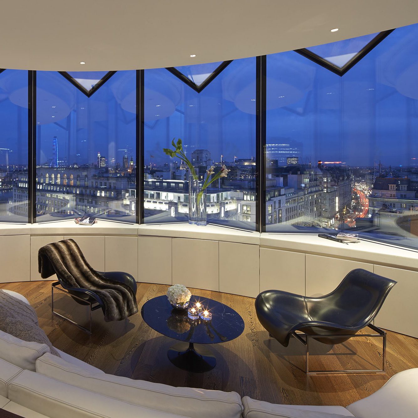 how to book a room at the me hotel in london and radio rooftop bar with sincura concierge